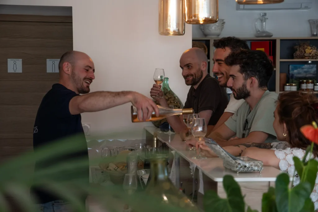 Dégustation de vin proche d'Aix en Provence, au domaine Jas Monges, lors d'une visite