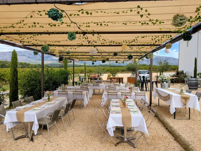 Photo prise lors de la location du domaine pour un mariage sur notre terrasse extérieure face à la Ste Victoire
